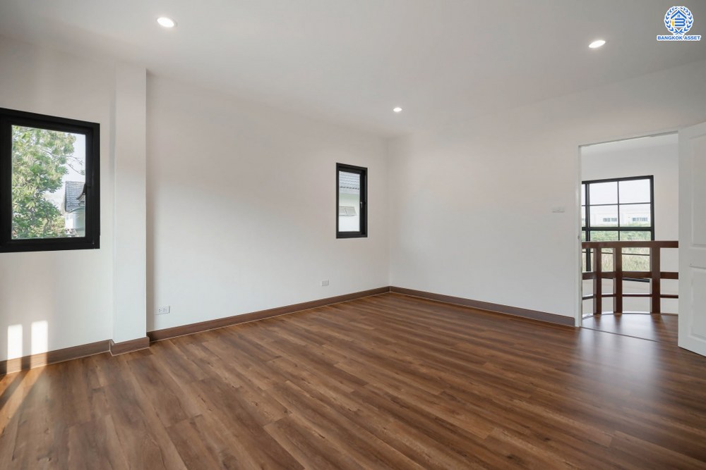 บ้านมือสองตกแต่งใหม่ โครงการ ดิเอมเมอรัลด์การ์เด้น ทวีวัฒนา เนื้อที่ 80 ตร.ว. ฟังก์ชัน 4 ห้องนอน 3 ห้องน้ำ จอดรถได้ 2 คัน บนทำเลศักยภาพเชื่อมต่อหลายเส้นทาง ทั้ง ถนนทวีวัฒนา, ถนนพุทธมณฑลสาย4, ถนนบรมราชชนนี ใกล้เซ็นทรัลปิ่นเกล้า และมหาวิทยาลัยมหิดล